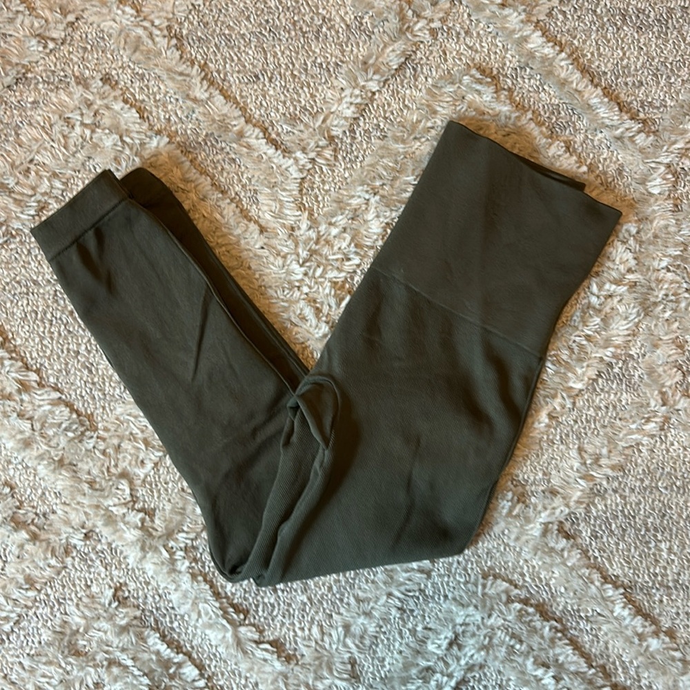 Spanx Look At Me Now Cropped Leggings Olive Green. Size Small.
